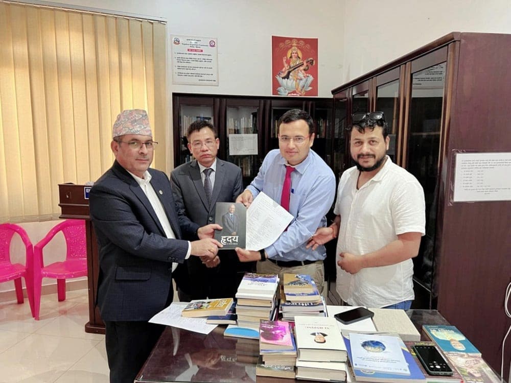 नेपाली पुस्तकालयलाई राजदूत ढकालको पुस्तक उपहार