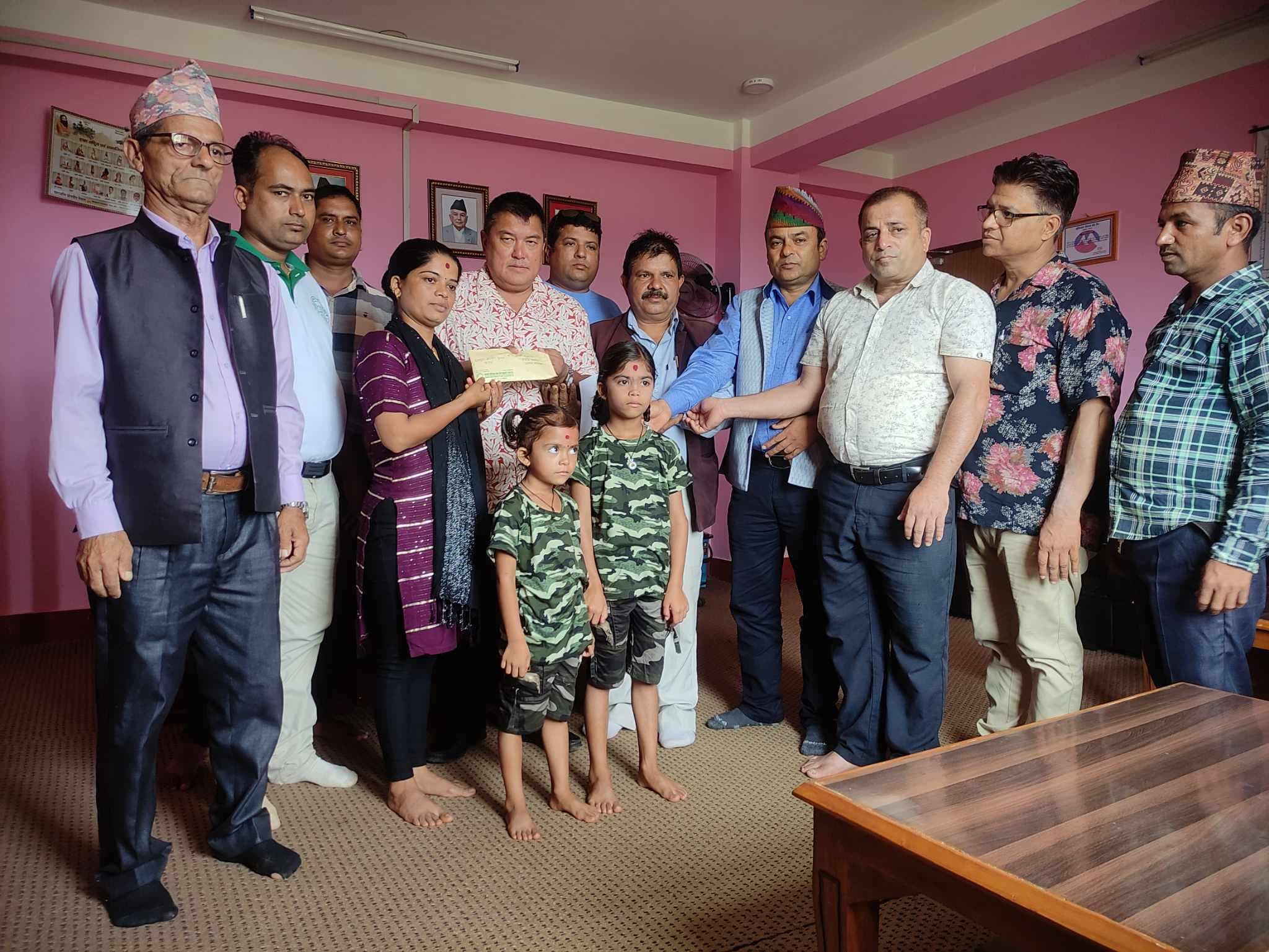 स्याङ्गजा सहयोग समाज कतारले गर्यो मृतक परिवारलाई सहयोग रकम हस्तान्तरण