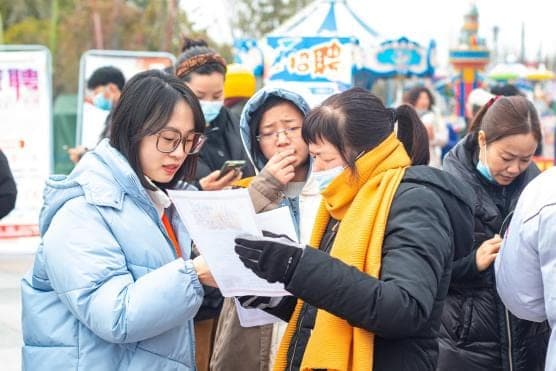 NANTONG, CHINA – FEBRUARY 8, 2022 – Job seekers look for information at a job fair in Nantong, East China’s Jiangsu Province, Feb. 8, 2022. (Photo by Costfoto/Sipa USA)/37388289//2202080747