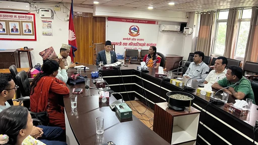 जाजरकोट अस्पतालमा चिकित्सक अभाव, पहिरोपछि बिरामीको चाप बढ्दै