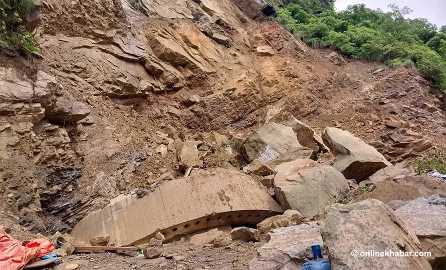 सिद्धबाबा सुरुङमार्गनजिक पहिरो खस्दा सिद्धार्थ राजमार्ग पूर्ण रूपमा बन्द