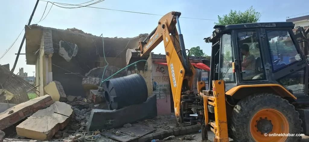 गुठीको अतिक्रमित जग्गा खाली गराउन जनकपुरधाममा डोजर परिचालन