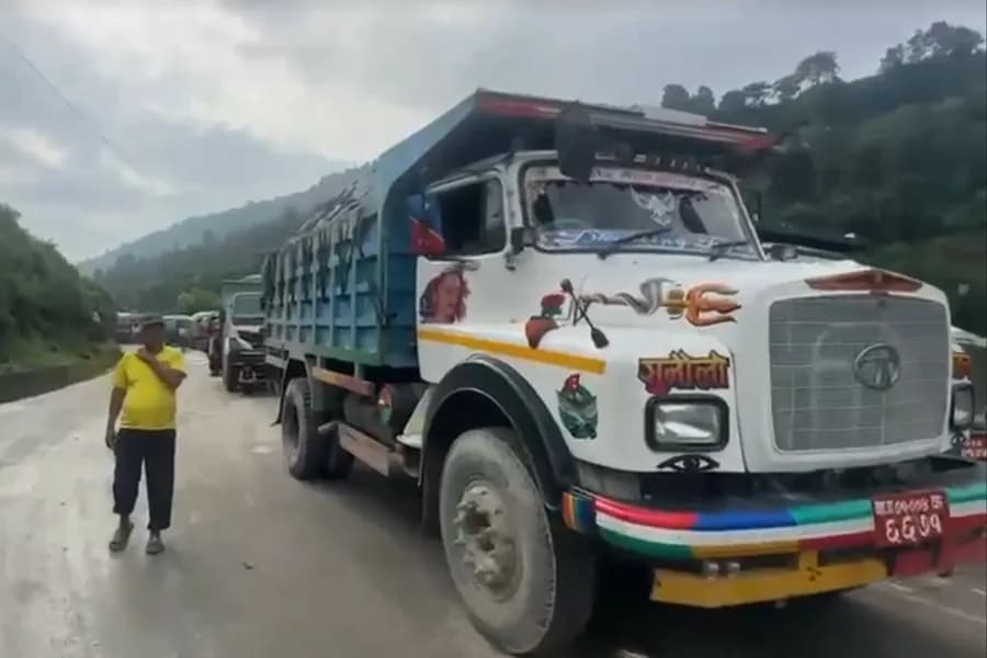बञ्चरेडाँडामा फोहोर गाडी एक घण्टा रोकिए, १५ दिने अल्टिमेटम