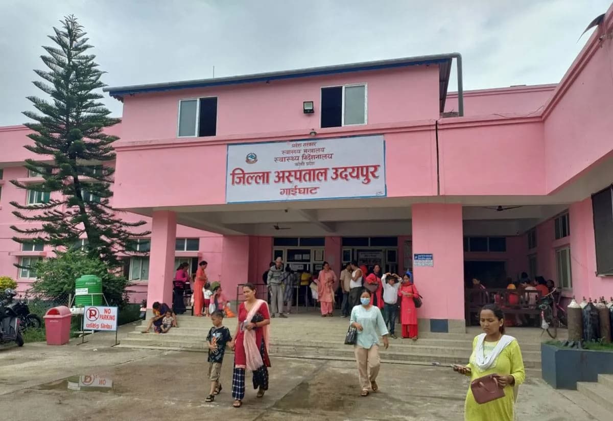 अनुशासन सुधार थालेलगत्तै उदयपुर अस्पतालका तीन अनुबन्धित चिकित्सकको राजीनामा
