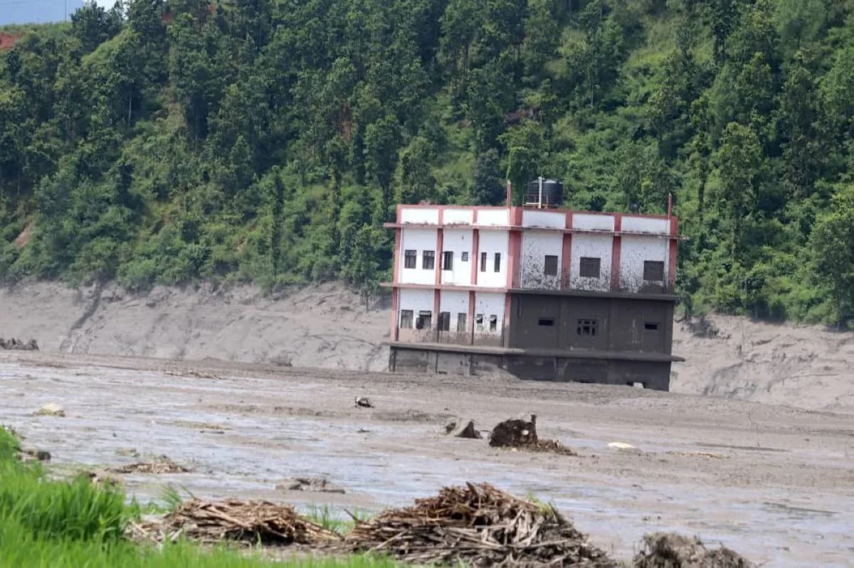 भोटेकोशी बाढी : तीन जनाको मृत्यु, १७ जना उद्धार, भन्सारका १४ कर्मचारी सम्पर्कविहीन