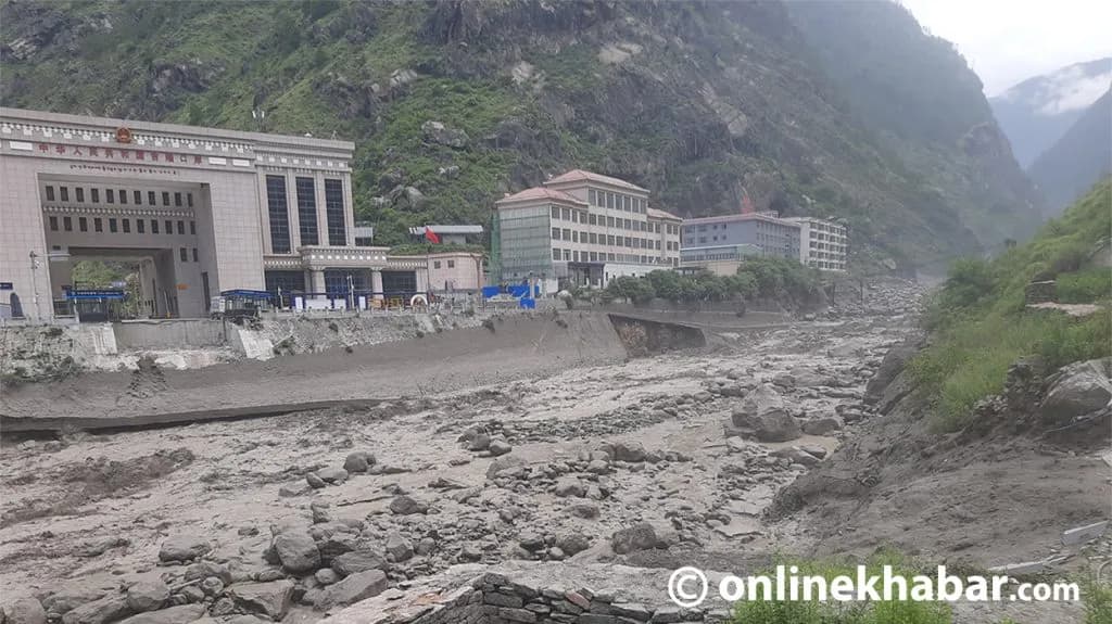 रसुवागढी नाकामा अध्यागमनका ४ कर्मचारी सम्पर्कविहीन, बाढीले कार्यालय क्षतिग्रस्त