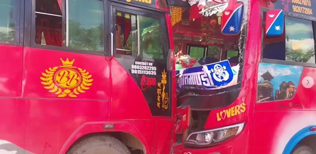 गोरखामा दुई बस ठोक्किँदा चार घाइते, गम्भीर बालक काठमाडौं रेफर