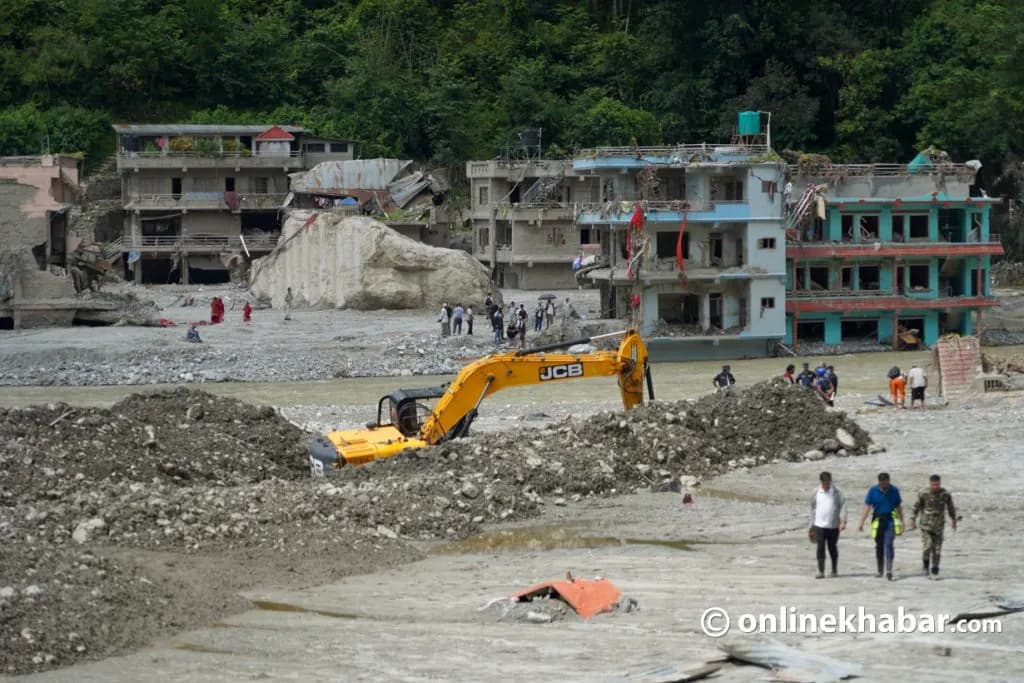 भग्नावशेष केलाउँदै बाढीपीडितको पुनः उठ्ने जमर्को