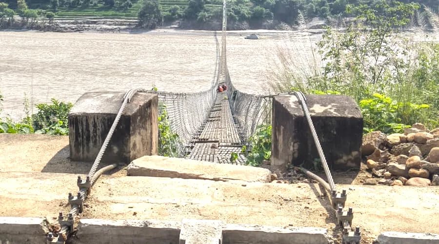 भोटेकोशी बाढीले क्षतिग्रस्त १२ झोलुंगे पुलको मर्मत थालियो, असोज २० भित्र सञ्चालनको लक्ष्य