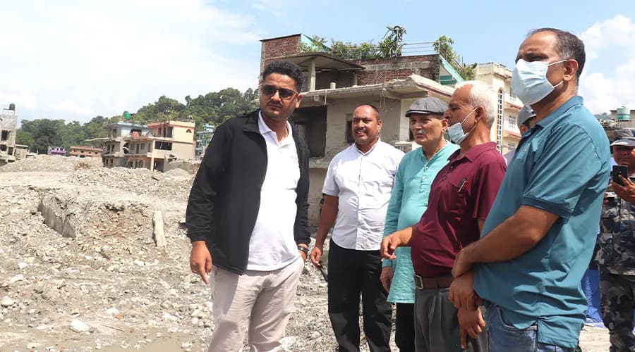 पूर्वप्रधानमन्त्री डा. बाबुराम भट्टराईले बाढी प्रभावित नुवाकोटको देवीघाट क्षेत्रको स्थलगत अवलोकन गरे