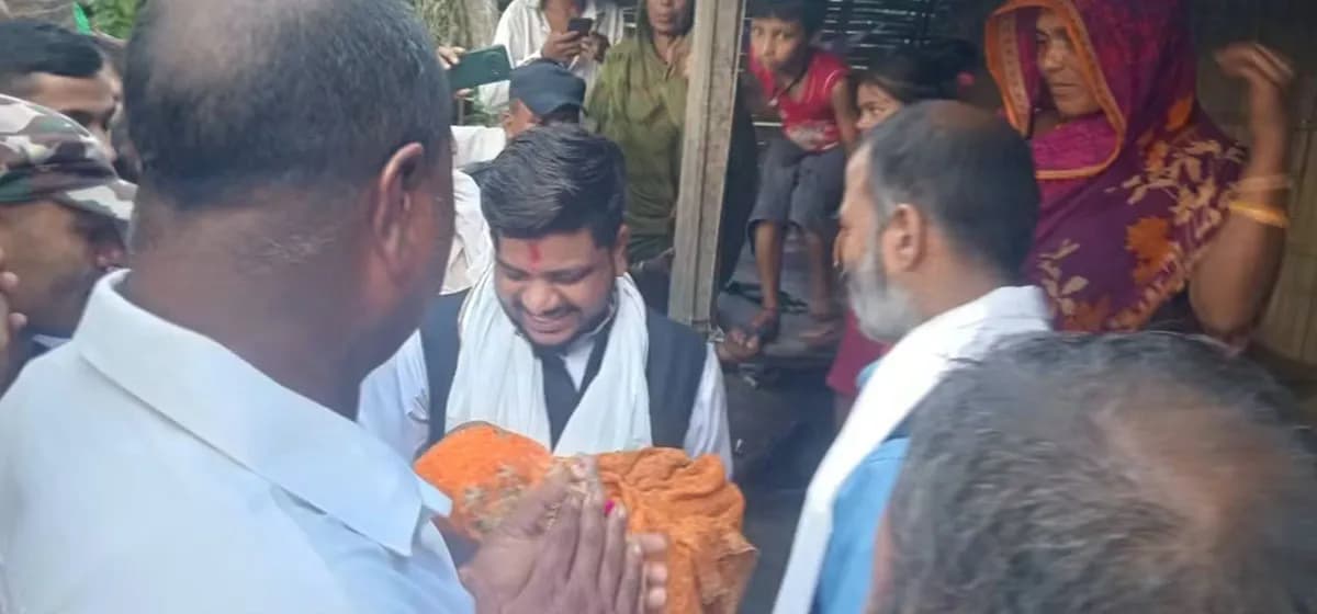 सडकको पेटीमा सुत्केरी घटना: मन्त्री यादवले पासवानको घर पुगेर आमा-शिशुको अवस्था बुझे, दोषीमाथि कारबाहीको प्रक्रिया सुरु