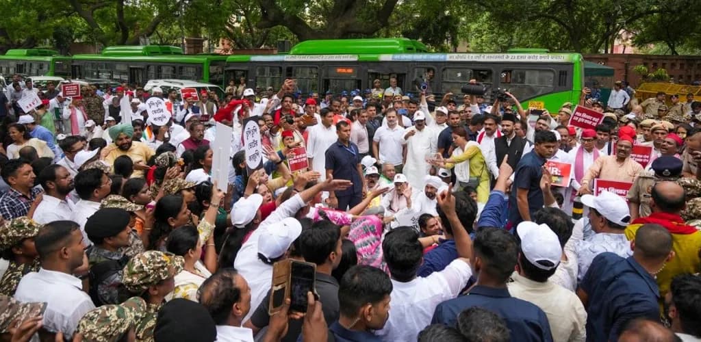 मतदाता नामावली विवाद : मुख्य निर्वाचन आयुक्तको राजीनामा माग गर्दै विपक्षीको सर्वोच्च अदालत मार्च