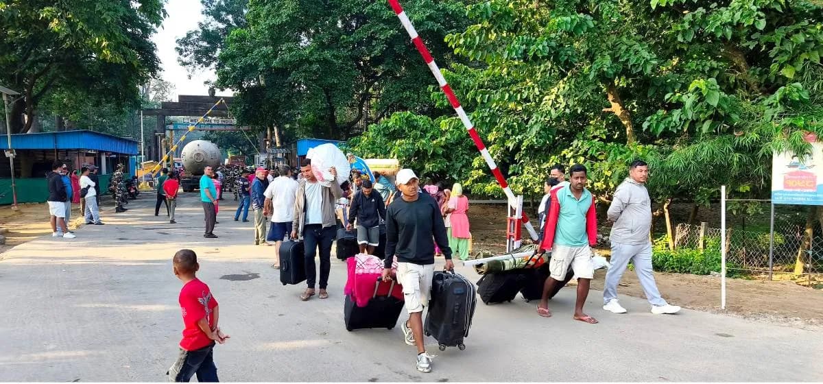 दसैँमा घर फर्कनेको चटारो, दुर्गम गाउँको यात्रा अझै कष्टकर