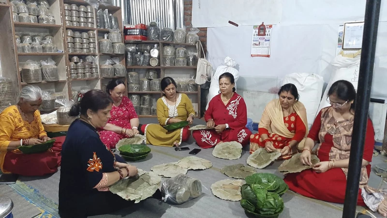 सालका पातबाट दुनाटपरी बनाउँदै तानसेनका सात महिला, मासिक ३० हजारसम्म आम्दानी