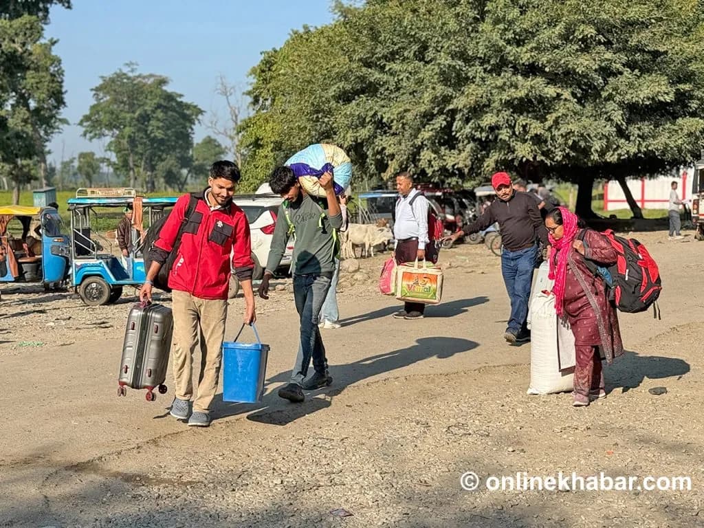 गड्डाचौकी नाका हुँदै एक महिनामा करिब ५० हजार नेपाली स्वदेश फिर्ता