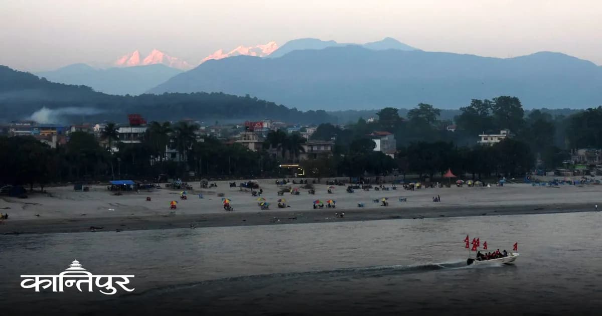 बाढीले क्षतविक्षत बनाएको नारायणी किनारमा साँझपख पर्यटकको भीड बढ्दो